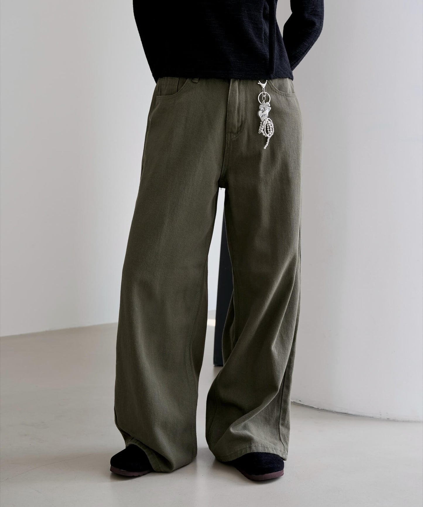 【UNISEX】【ボタンで自由にSIZE調節可能】バックボタンポイントワイドデニムパンツ