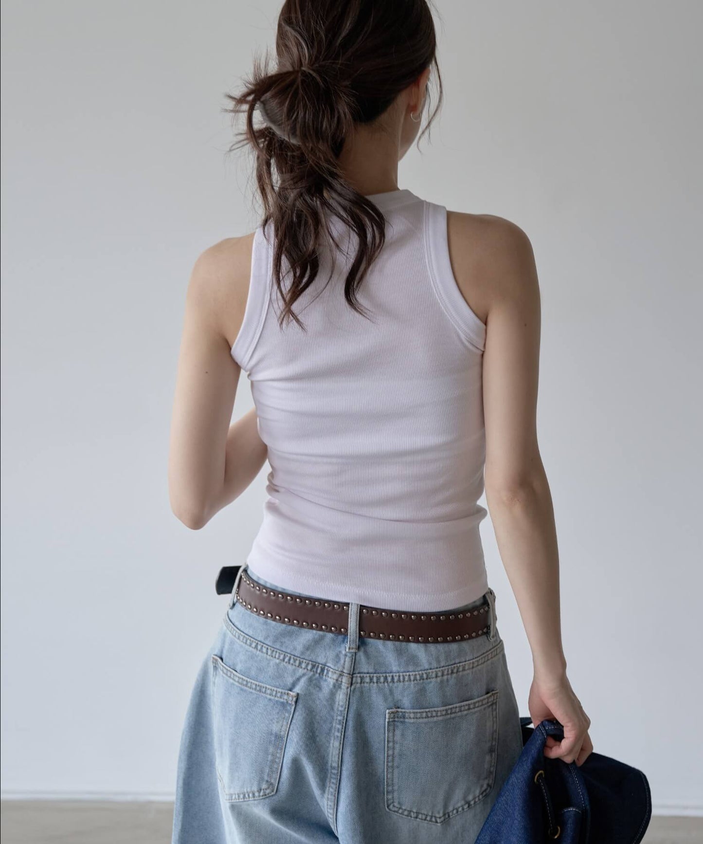 リベットユニークスタッズリブノースリーブキャミソール