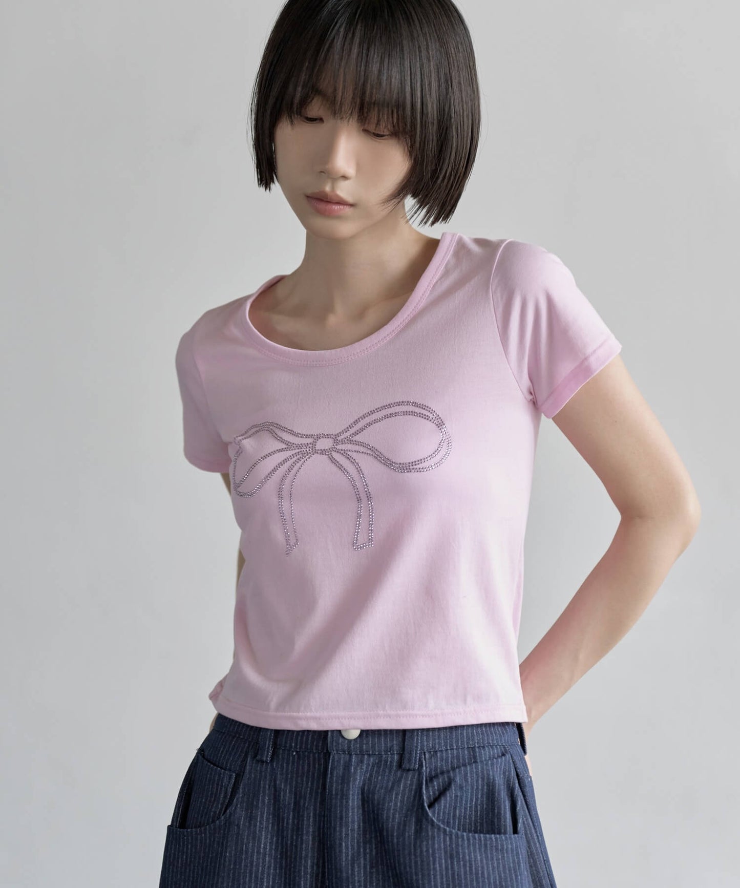【UNE ORIGINAL】シルバーキラキラストーンズセミクロップド半袖Tシャツカットソー