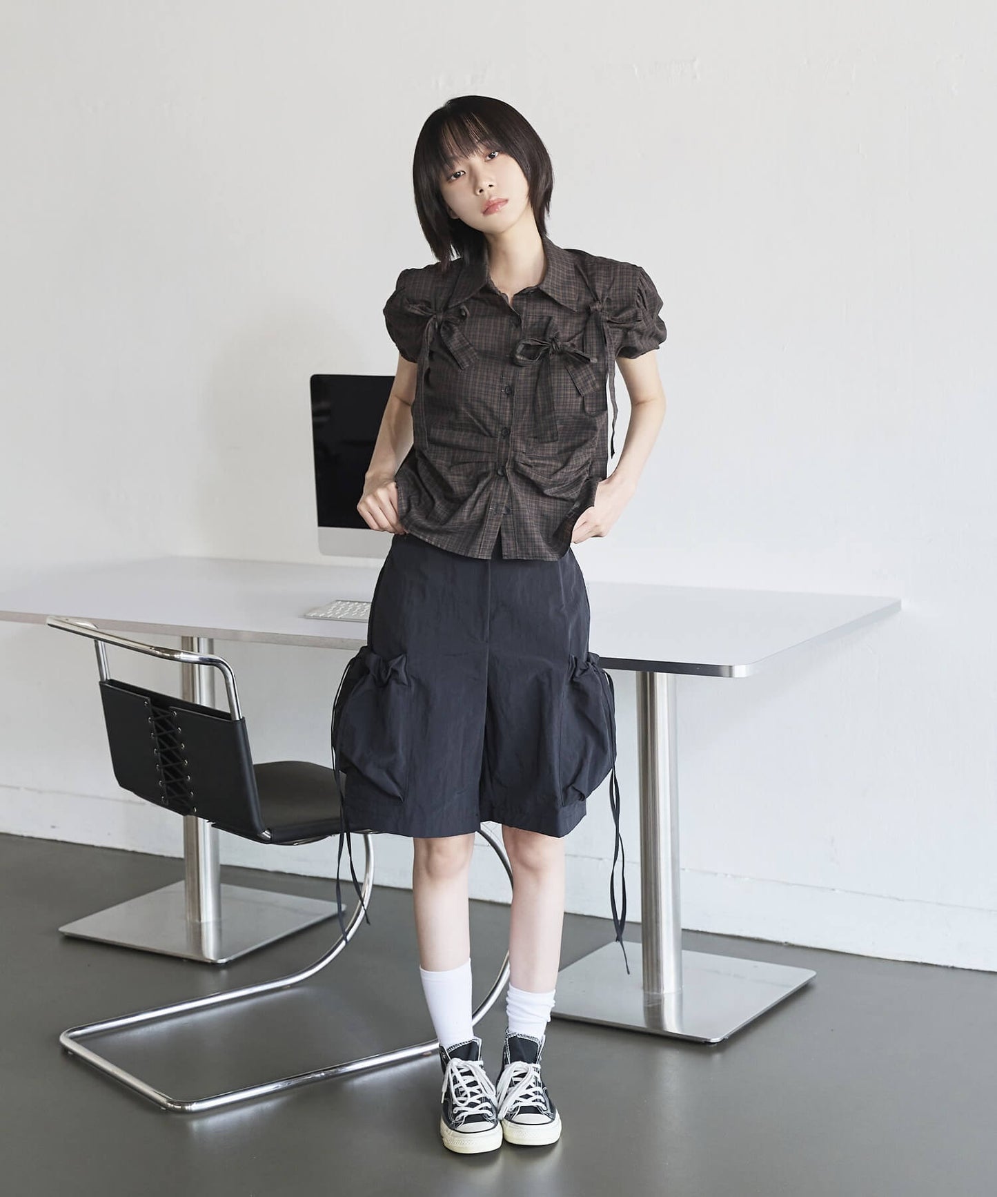[UNE ORIGINAL]ショルダーパフサイドピンタックユニークリボンチェックブラウスシャツ