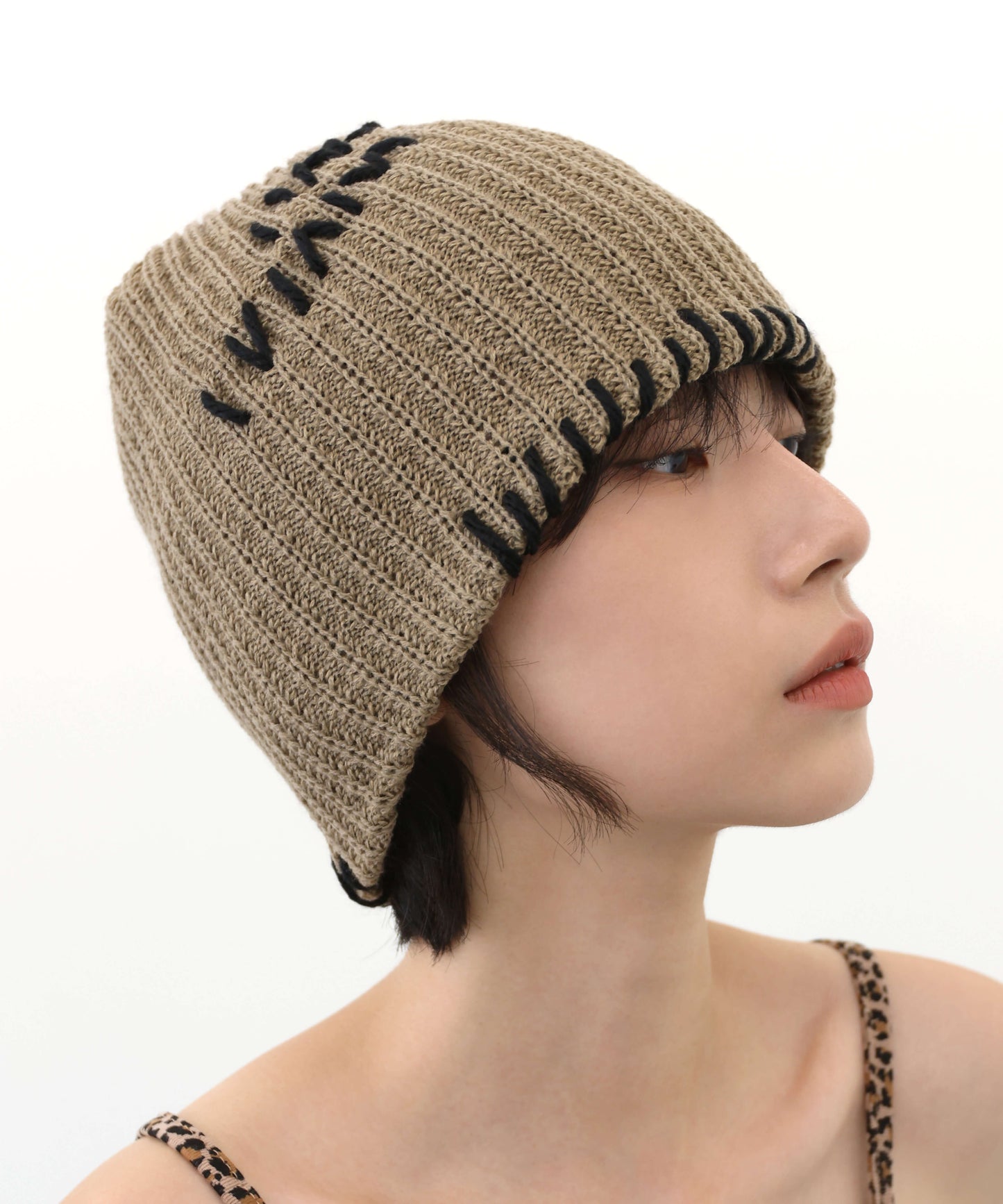 ユニークステッチ刺繍ニットビニー
