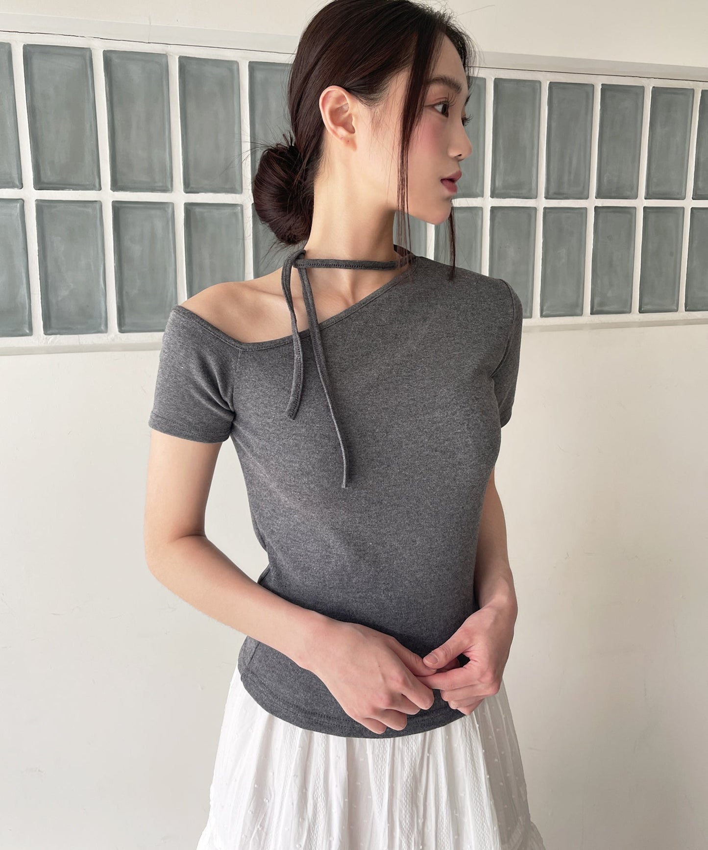 [UNE ORIGINAL]ワンオフショルダーチョーカーリボンTシャツカットソー