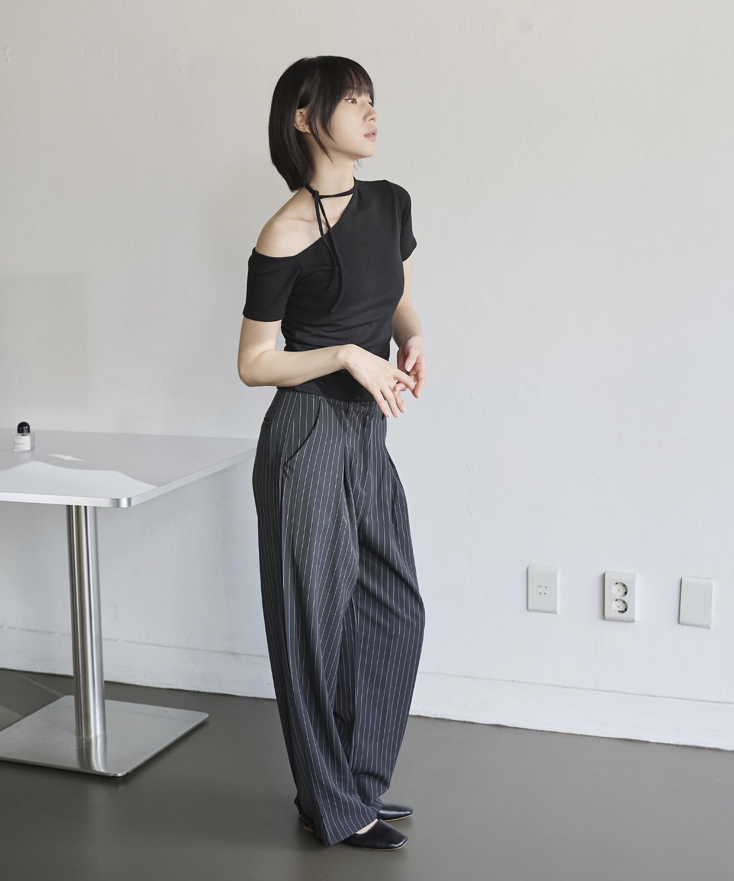 [UNE ORIGINAL]ワンオフショルダーチョーカーリボンTシャツカットソー