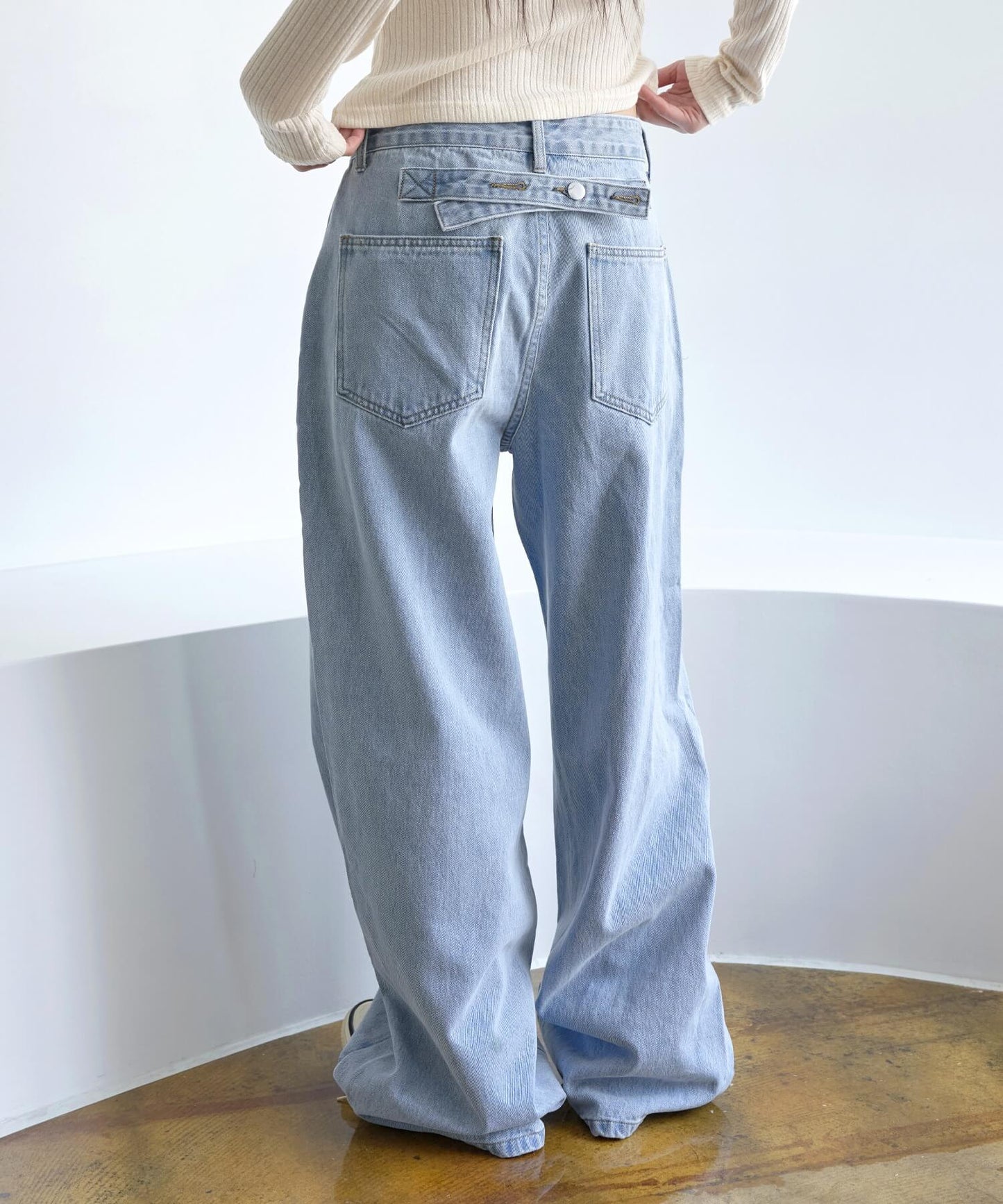 【UNISEX】【ボタンで自由にSIZE調節可能】バックボタンポイントワイドデニムパンツ