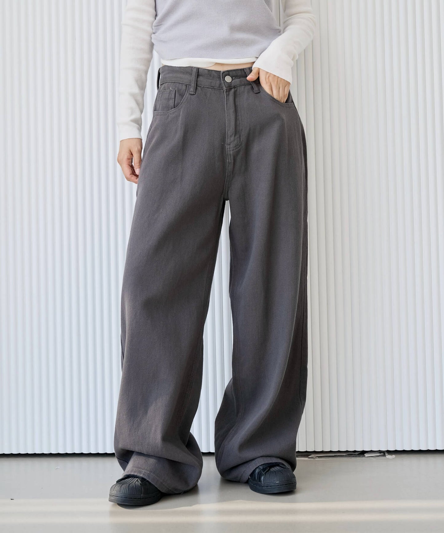 【UNISEX】【ボタンで自由にSIZE調節可能】バックボタンポイントワイドデニムパンツ